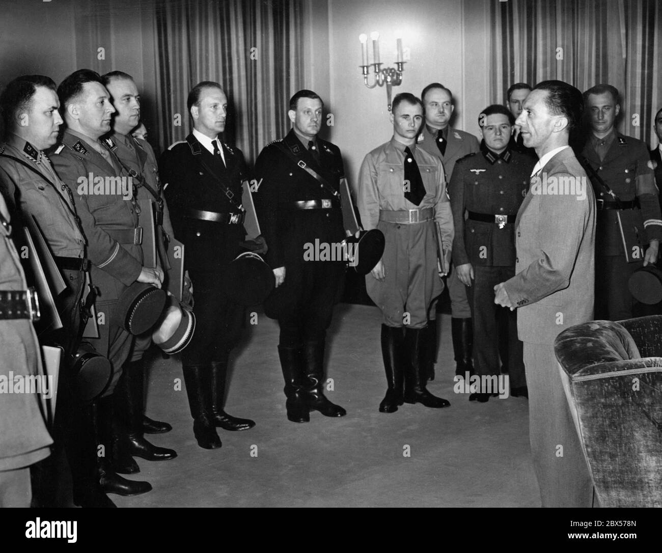 Joseph Goebbels (rechts) spricht zu den Ehrwürdigen nach der Verleihung des Blutordens an 19 Parteimitglieder im Reichspropagandaministerium in Berlin. Stockfoto