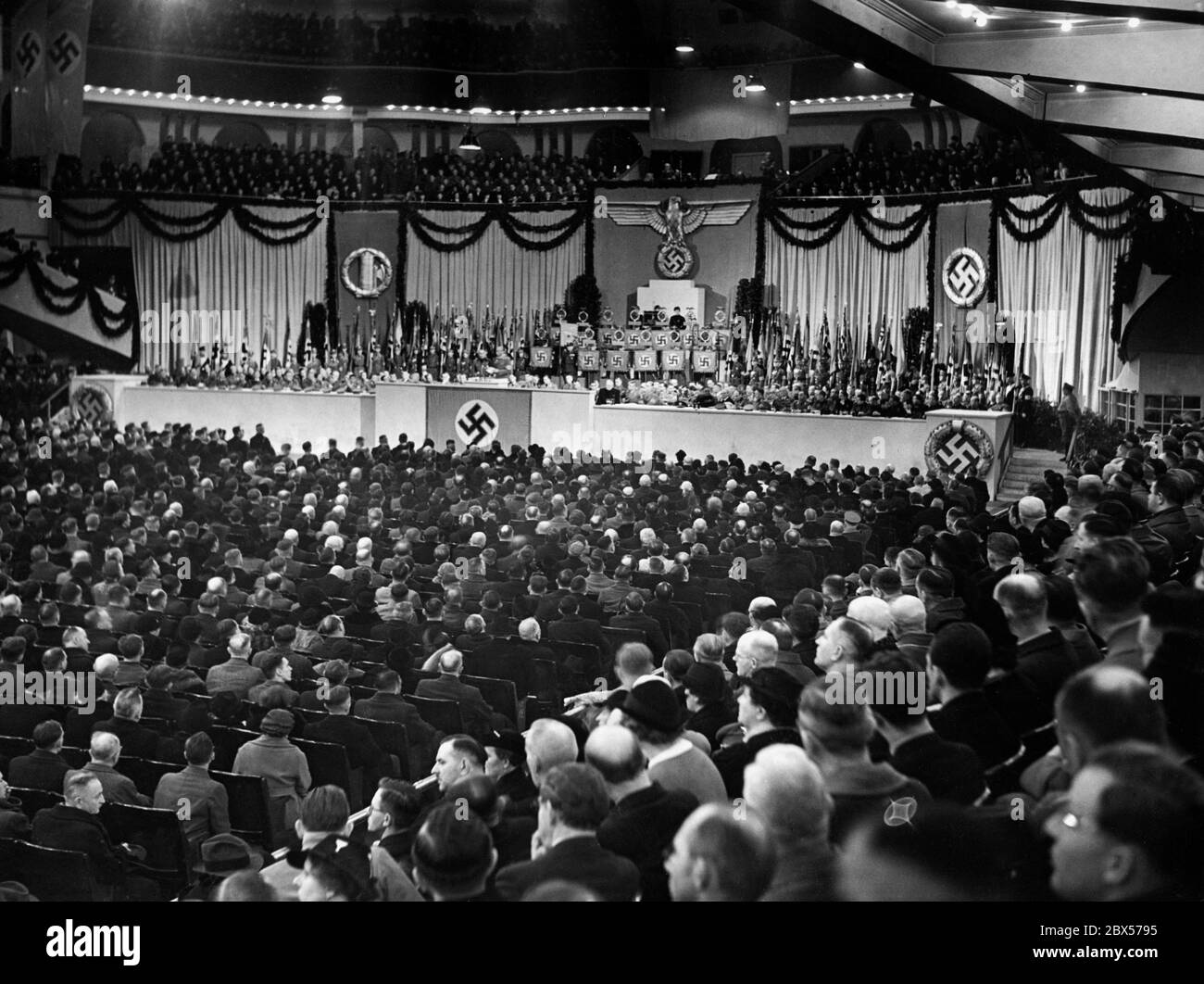 Der italienische Staatsminister Farinacci und Gauleiter Julius Streicher sprechen bei der großen Kundgebung der NSDAP-Region Berlin im Sportspalast. Stockfoto