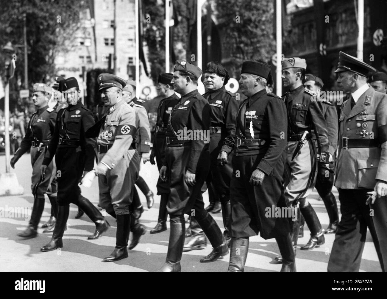Eine italienische Delegation unter der Leitung von Exzellenz General Bastianini kam anlässlich des Reichsparteikongresses der Arbeit in Nürnberg an. Hier wurden sie vom Reichsorganisationsleiter Robert Ley (Mitte) empfangen. Unter den italienischen Gästen ist auch der Präsident des italienischen Arbeiterverbandes Cianetti (rechts neben Ley). Stockfoto