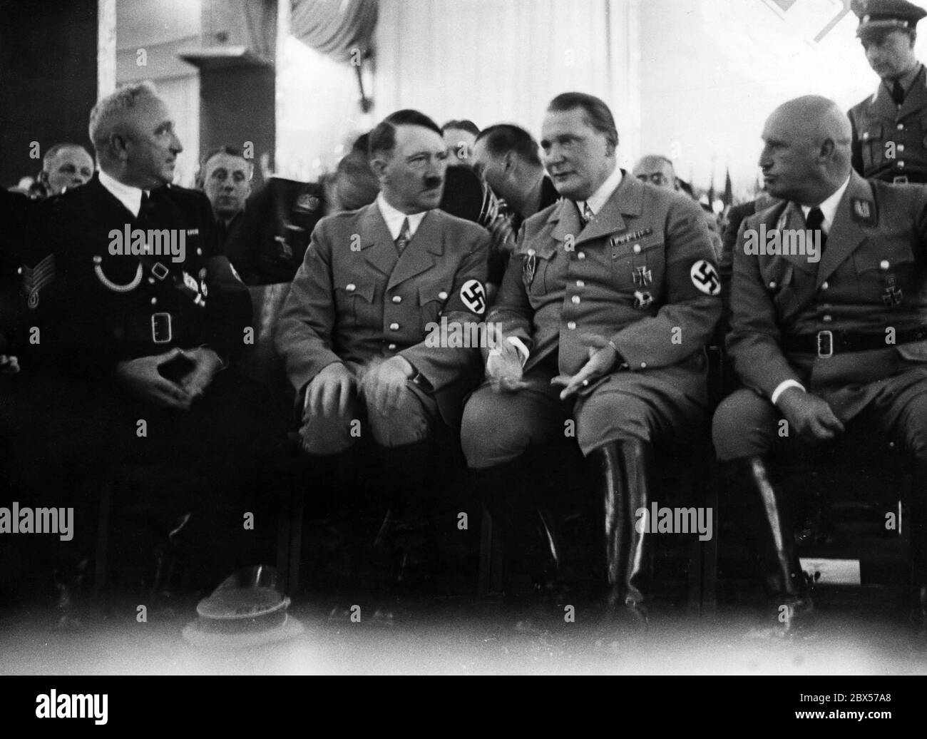 Die 5. Jahrestagung der Deutschen Arbeitsfront findet während des Reichsparteikongresses der Arbeit in der Nürnberger Luitpoldhalle statt. An der Veranstaltung nahmen u.a. (von links nach rechts) Robert Ley, Adolf Hitler, Hermann Göring und Julius Streicher Teil. Stockfoto
