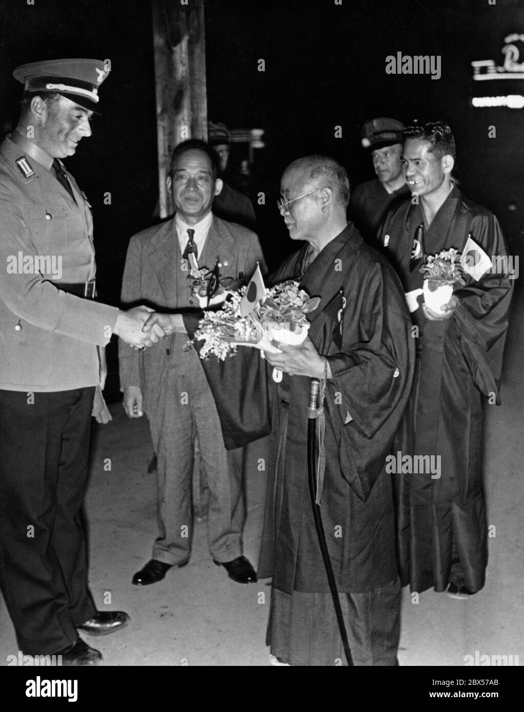 Anlässlich der Internationalen Handwerksaustellung begrüßt Hans-Wolfgang Ebeling die Bowerin des japanischen Kaisers Ischizu (Mitte) und die Bambusmacherin Yokota (rechts) im Bahnhof Zoo in Berlin Stockfoto