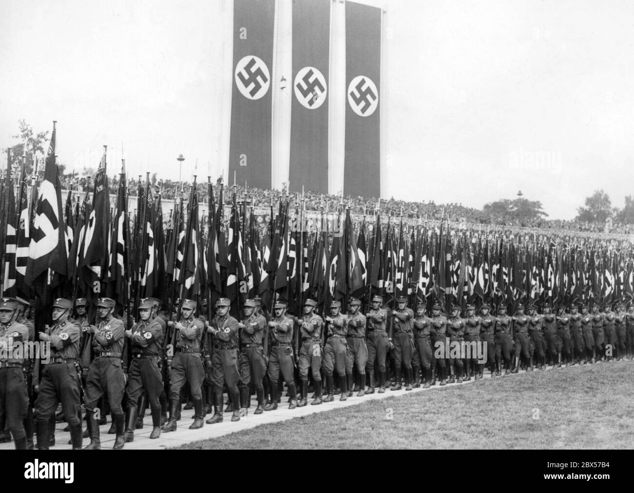 Anlässlich des Reichsparteitag der Arbeit findet in der Nürnberger Luitpoldarena auf dem Reichsparteiengelände ein "großer Rollaufruf der SA, SS, NSKK und NSFK" statt. Hier ein Blick auf die SA-Flaggenparade. Stockfoto