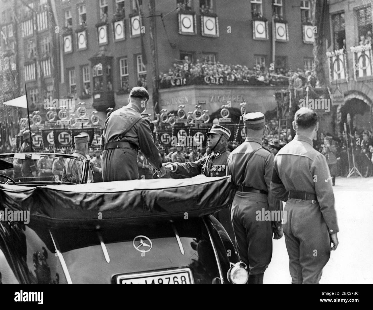 SAObergruppenführer Dietrich von Jagow überreicht Adolf Hitler die SA