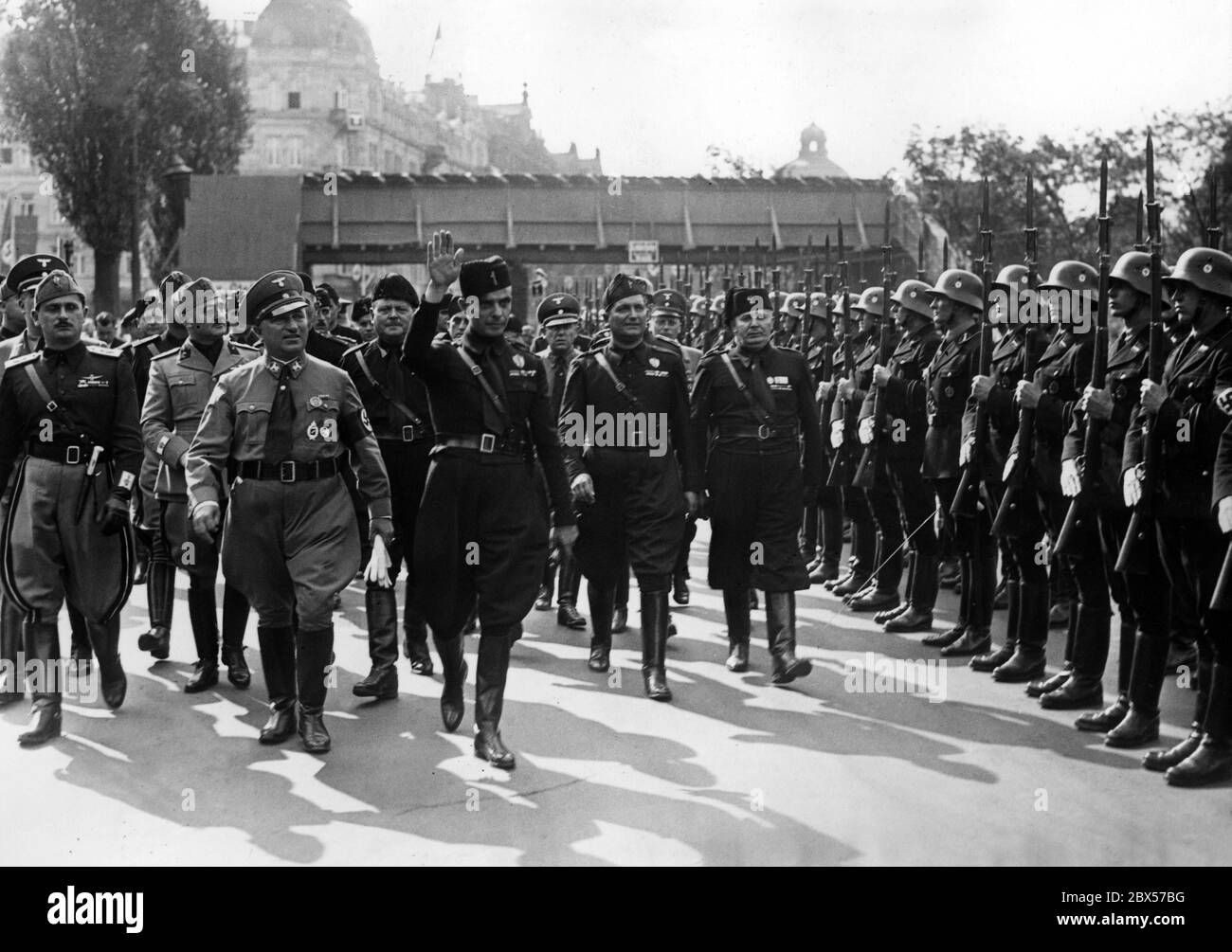 Auf dem Reichsparteikongress der Arbeit in Nürnberg nehmen die italienischen Gäste General Giuseppe Bastianini (rechts von Ley) und Arbeiterführer Cianetti den Gruß der SS-Ehrengarde. Stockfoto