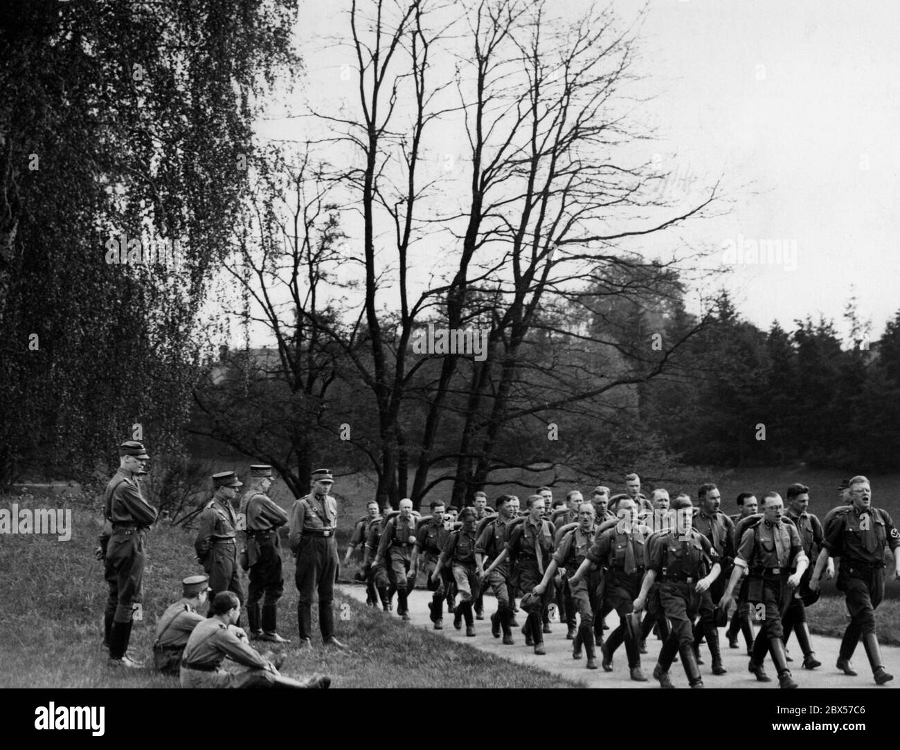 Ein SA-Team auf dem marsch zum 25 km langen hindernisparcours während der NS-Kampfspiele im Fischtalgrund Zehlendorf. Stockfoto