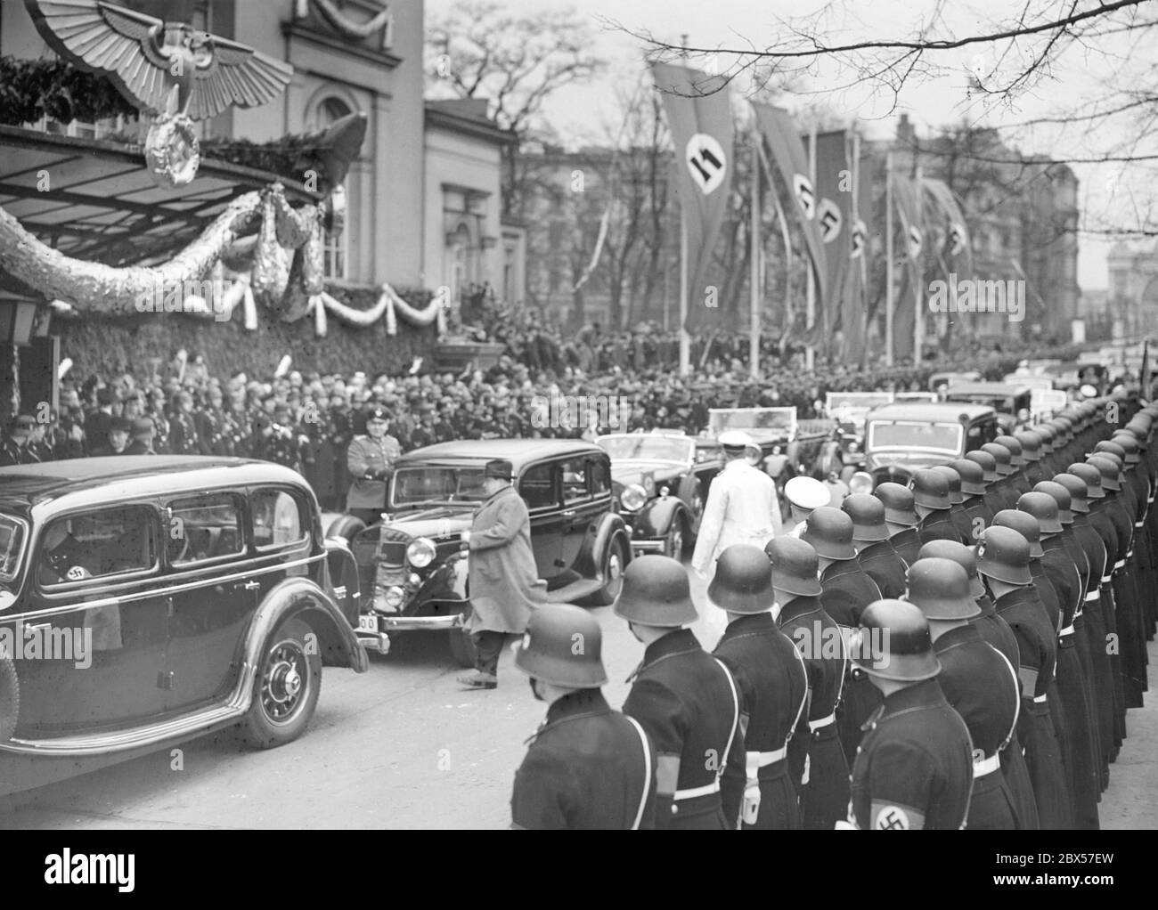 Reichstagsversammlung am 20.02.1938 in der Berliner Krolloper, Ankunft der Autos. Stockfoto