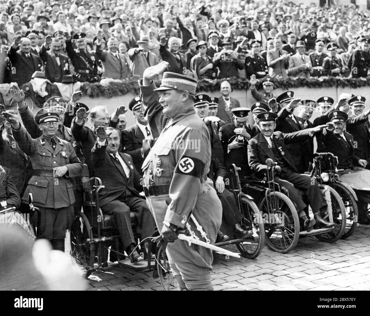 Hermann Göring begrüßt schwerbehinderte Menschen am 11.09.1938 nach seiner Ankunft vor dem Beginn der Parade auf dem Adolf-Hitler-Platz. Stockfoto