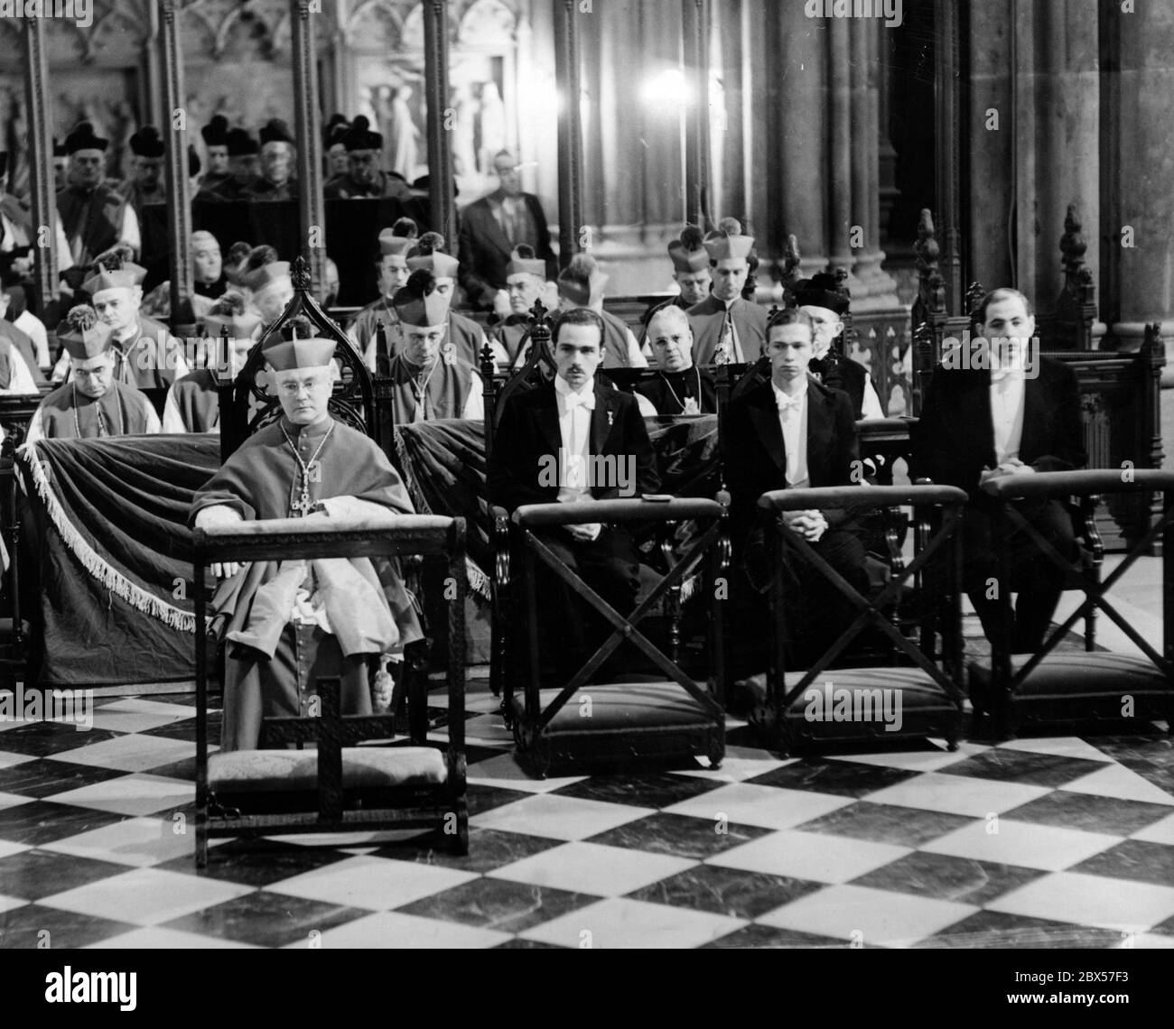 Bei der Investitur von Erzbischof Spellman in ST. Patrick's Cathedral in New York: Francis J. Spellman, Otto und Felix von Habsburg (von links). Stockfoto