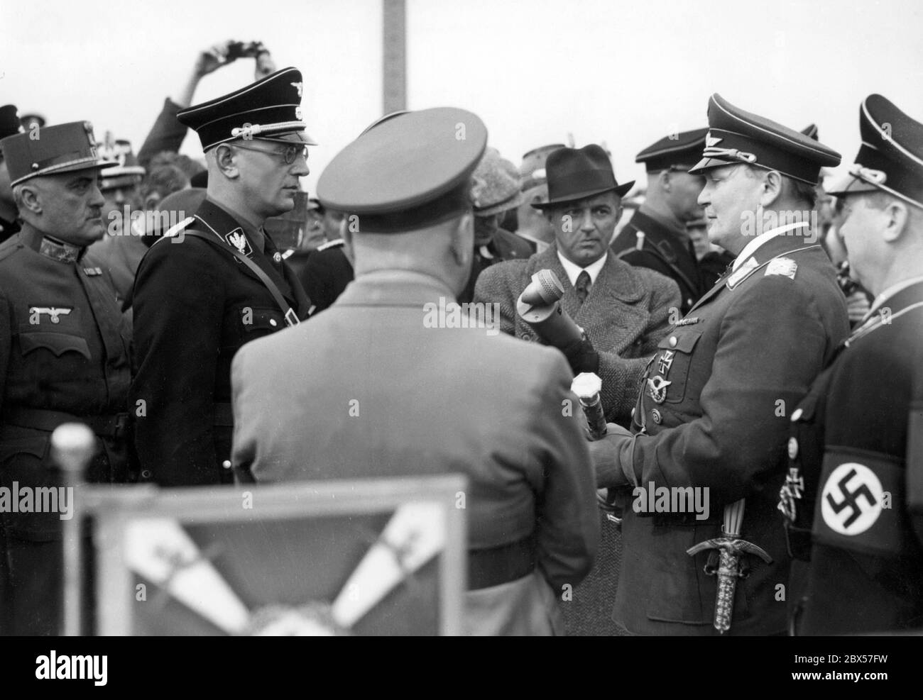 Staatssekretär Koerner, Feldmarschall Göring, Gauleiter Buerckel (mit dem Rücken zum Zuschauer, Kommissar für die Wiedervereinigung Österreichs) und Reichs-Gouverneur Seyss-Inquart (von rechts) sprechen im Zuge des "Anschlusses" Österreichs nach Deutschland mit Journalisten. Stockfoto