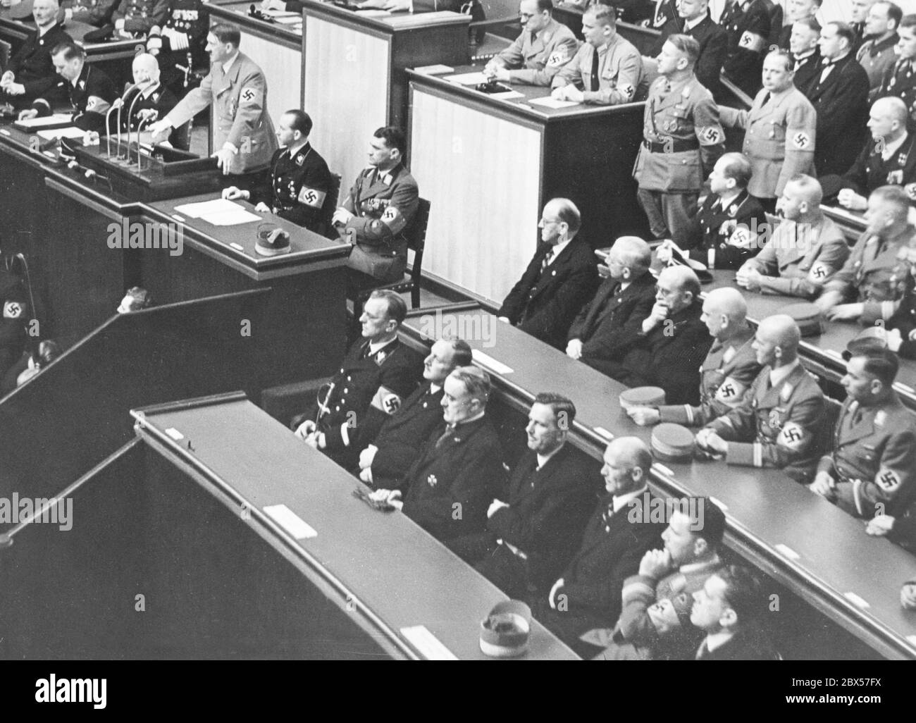 Adolf Hitler während seiner Rede am 18.03.1938 in der Reichstagssitzung in der Berliner Oper. Im Vordergrund die österreichische Regierung, unter ihnen Arthur Seyss-Inquart (erste Reihe links). Stockfoto