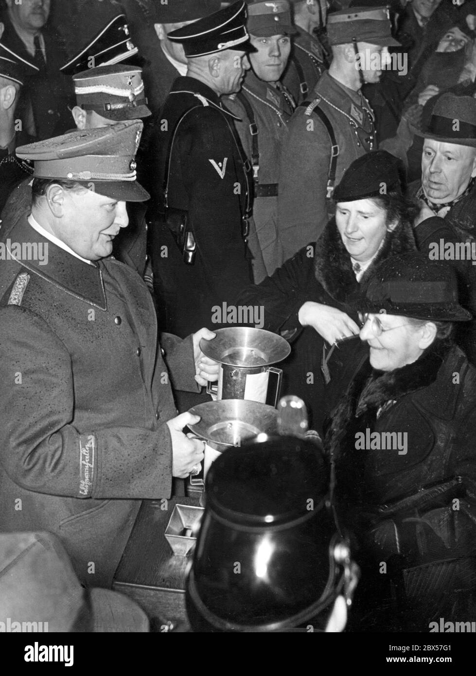 Hermann Göring sammelt für das Winterhilfswerk (WHW) am fünften Tag der nationalen Solidarität am 3.12.1938. Er trägt den Manschetttitel mit der Aufschrift Feldherrnhalle auf dem Ärmel. Stockfoto