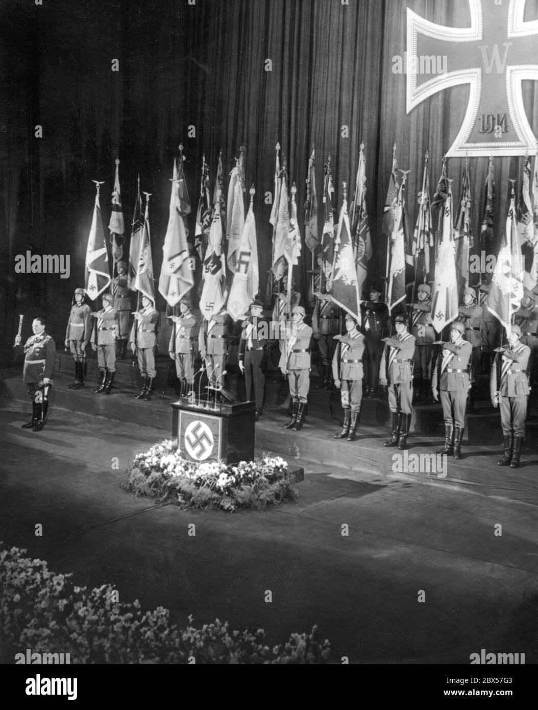 Hermann Göring nach seiner Gedenkrede in der Staatsoper vor einer Flaggenanschnur am Heldengedenktag des deutschen Volkes. Am Tag zuvor hatten deutsche Truppen in Österreich eingedrungen. Stockfoto