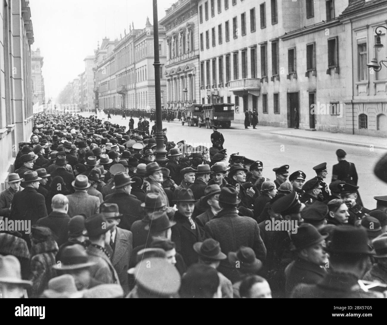 Vor der Reichstagssitzung am 20. Februar 1938 in der Berliner Krolloper warten die Zuschauer auf Adolf Hitlers Auto, das die Reichskanzlei verlässt. Stockfoto
