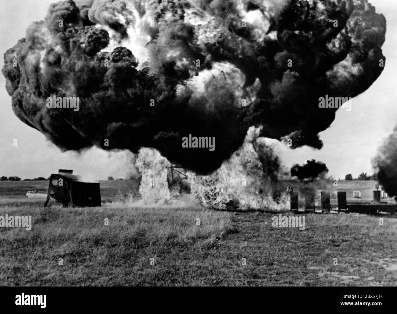 Unter der Leitung von Albert Speer werden neue Entwicklungen und Erfindungen der Waffenindustrie vorgestellt, darunter auch diese "Sonderbombe". Stockfoto