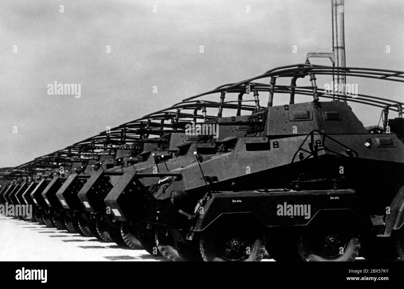 Gepanzerte Aufklärungsfahrzeuge vom Typ SD.Kfz. 231 8 Rad (Funk) sind nach der Montage bereit für den Transport zu den Truppen. Die Rahmenantenne dient der Verbesserung der Mittelbereichsfunkgeräte. Stockfoto