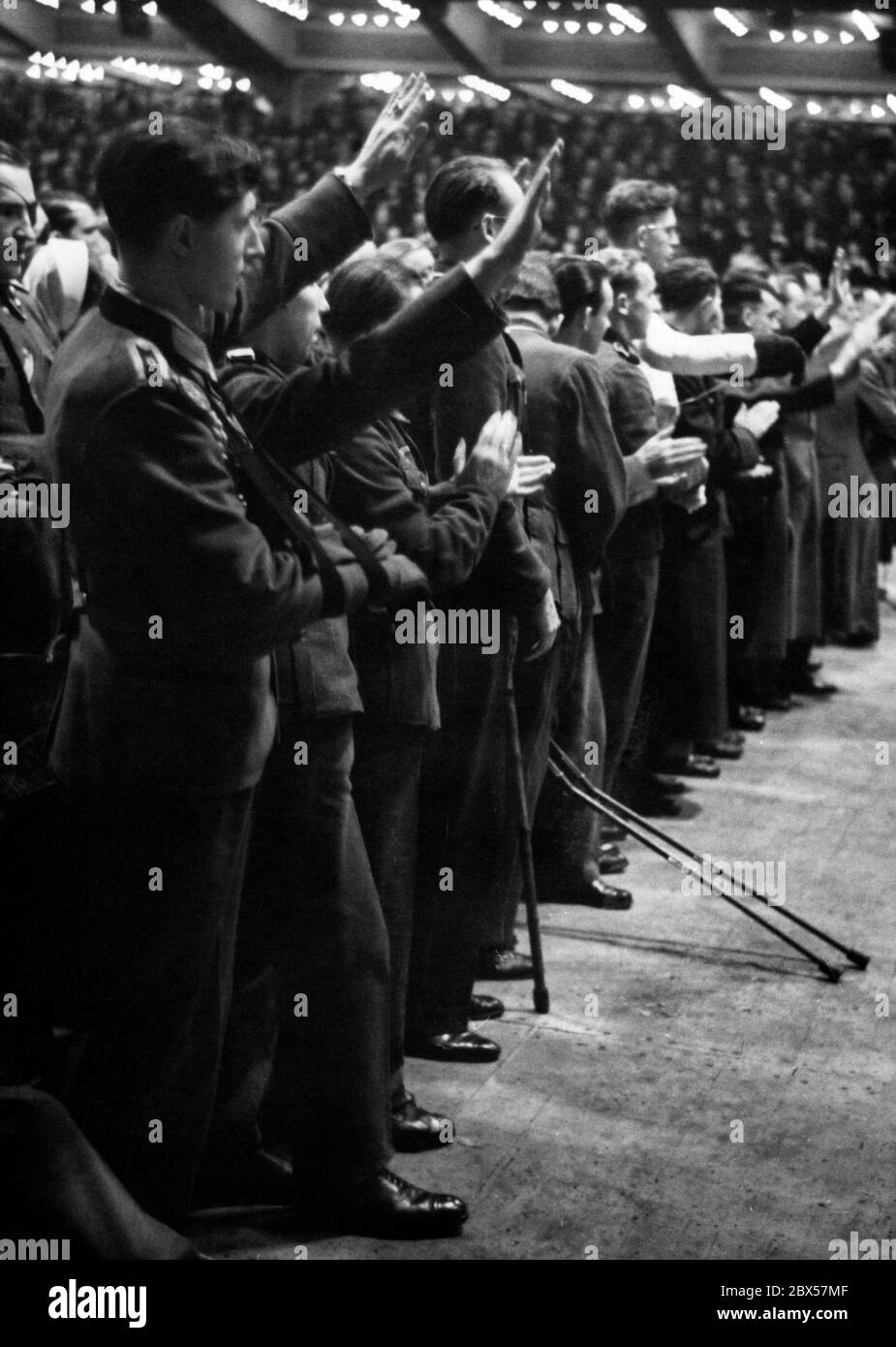 Nach der demagogischen Rede des Reichsministers für Propaganda Joseph Goebbels mit den berühmten Worten "Willst du totalen Krieg?" stehen einige der Anwesenden auf, um ihre Zustimmung mit dem Nazi-Gruß zu bekräftigen. Foto: Schwahn Stockfoto