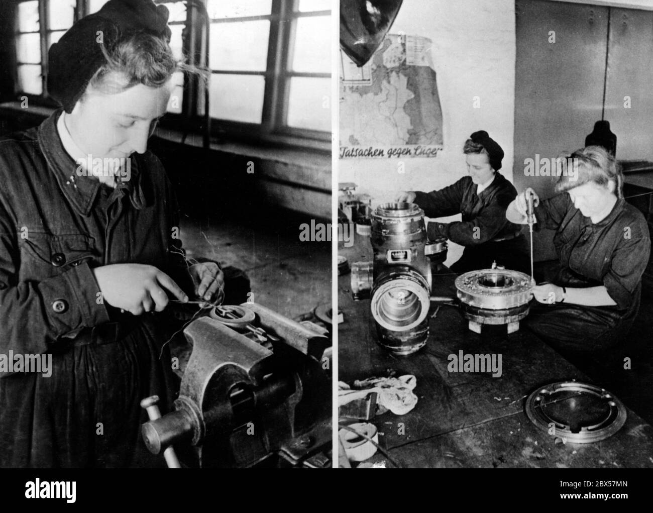 Dieses Bild kann auf das Jahr 1944 zurückgeschätzt werden, basierend auf der Vorderseite, die auf dem Poster im Hintergrund gezeigt wird. Als das Bild im Oktober aufgenommen wurde, stand der nächste große Gebietsverlust auf der Wehrmachtseite an die Rote Armee unmittelbar bevor. Im Juni war die Heeresgruppe Mitte in der teuersten Schlacht der deutschen Geschichte von der Sowjetunion zerstört worden. Der propagandistische Ton auf der Rückseite des Bildes ist daher noch schärfer, mit Parolen der Beharrlichkeit und Lobpreisung deutscher Stärke. Die Arbeiter im Bild sind mittlerweile Spleißkabel für Flugsteuerungen. Stockfoto