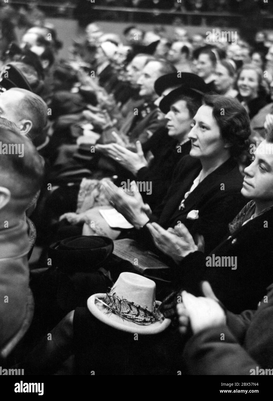 Das Publikum applaudiert nach der demagogischen Rede des Reichspropagandaministers Goebbels mit den berühmten Worten "Willst du totalen Krieg?". Foto: Schwahn Stockfoto