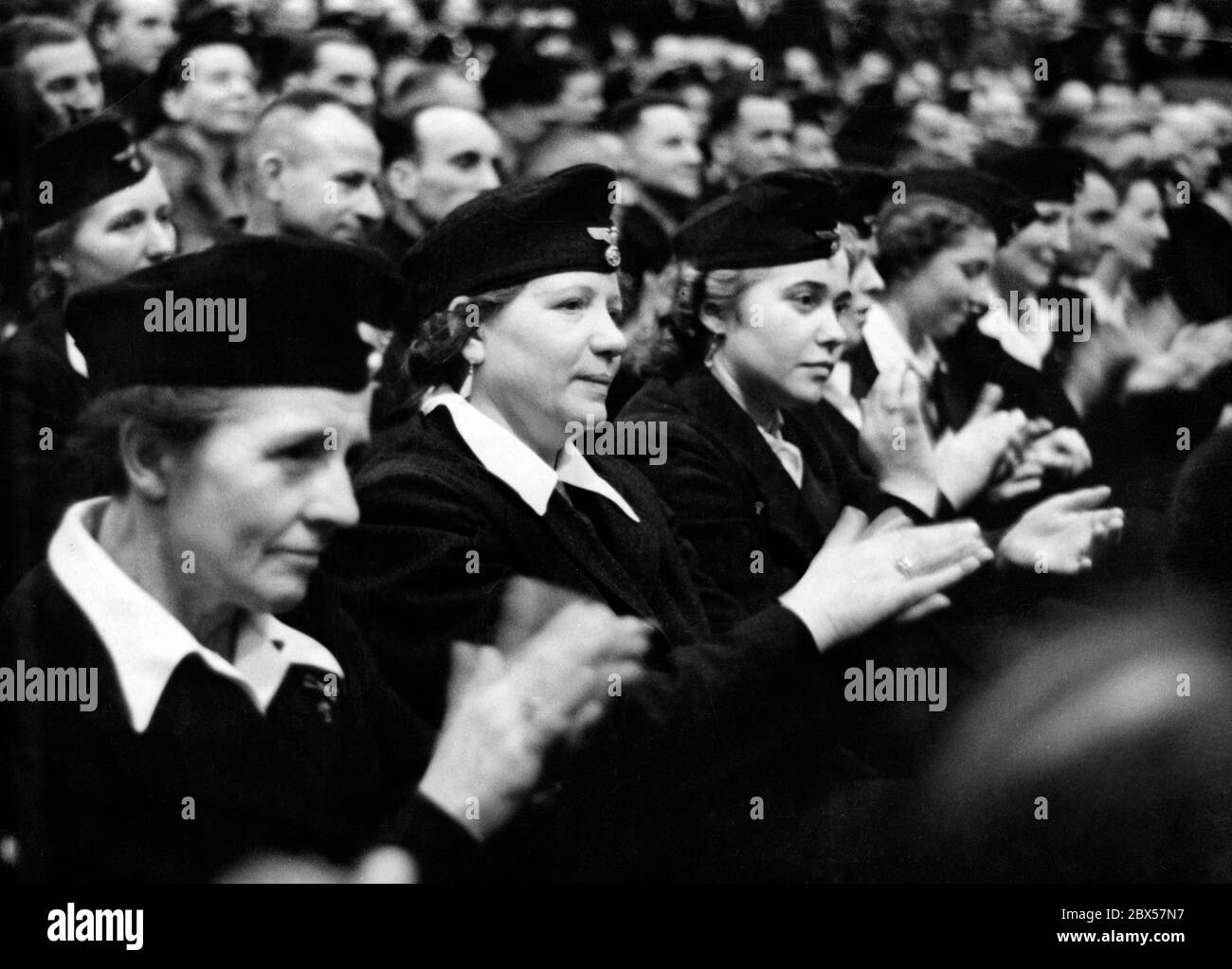 Nach der demagogischen Rede des Reichspropagandaministers Joseph Goebbels applaudiert das Publikum. Dieses Bild zeigt die Wehrmachtshelfer. Foto: Schwahn Stockfoto