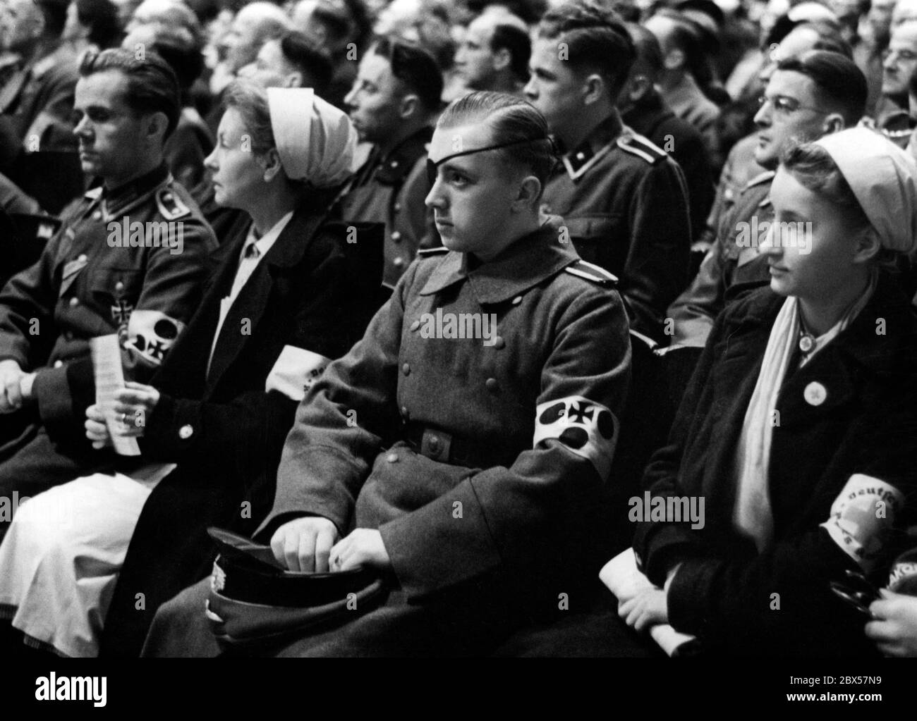Bei der demagogischen Rede des Reichspropagandaministers Joseph Goebbels sind auch Schwestern des Roten Kreuzes und behinderte Mitglieder der Wehrmacht anwesend. Foto: Schwahn Stockfoto