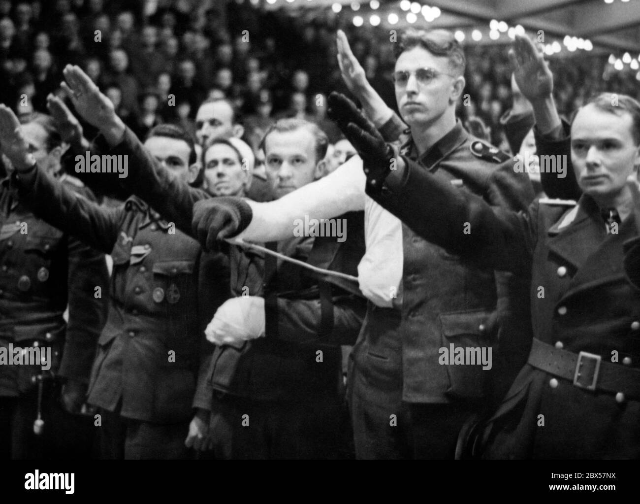 Nach der demagogischen Rede des Reichspropagandaministers Joseph Goebbels mit den berühmten Worten "Willst du totalen Krieg?" stehen einige der Anwesenden auf, um ihre Zustimmung zu bestätigen. Foto: Schwan Stockfoto
