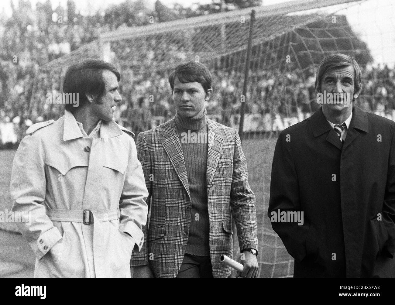 Wolfgang Overath und Hannes Loehr in Zivilkleidung beim Gespräch, Bundesliga, Saison 1970/1971, Borussia Mönchengladbach gegen 1. FC Köln 1:1, Stadion am Boekelberg. Stockfoto