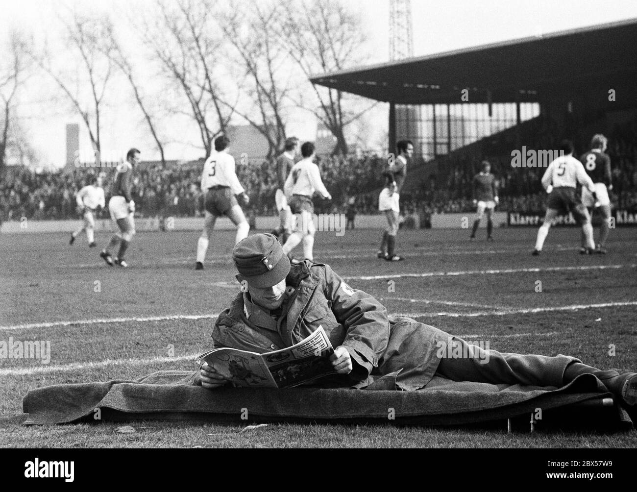 Ein Sanitäter liest ein Sportjournal und achtet nicht auf das Fußballspiel Bundesliga, Saison 1969/1970, FC Schalke 04 gegen Rot-Weiss Oberhausen 2: 2 Stadion Glueckaufkampfbahn Stockfoto