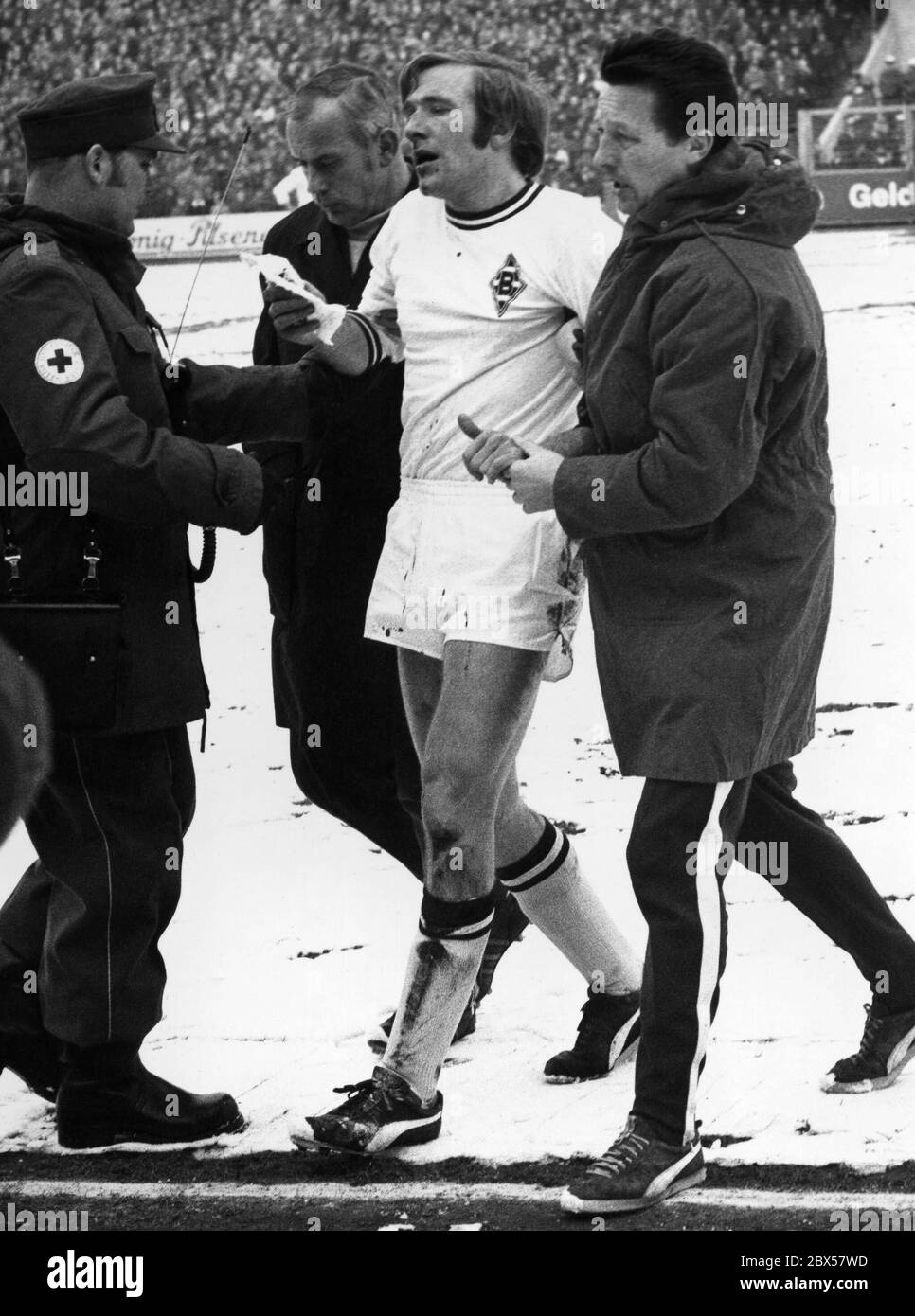 Trainer Weisweiler und Assistenztrainer Schlott führen den verletzten Netzer vom Spielfeld, Bundesliga, Saison 1969/1970, MSV Duisburg gegen Borussia Mönchengladbach 0:1. Stockfoto