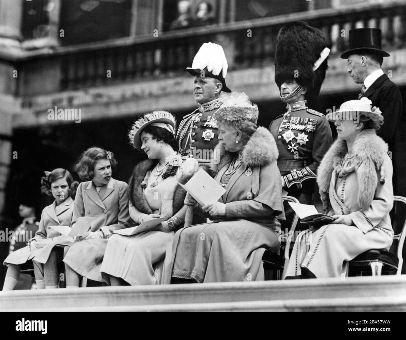 Von links nach rechts: Prinzessin Margaret Rose, Prinzessin Elizabeth, Königin Elizabeth, Königin Mutter Maria und Prinzessin Maria, Schwester von König Georg VI. Bei der Zeremonie der Farbpräsentation von Georg VI. Stockfoto