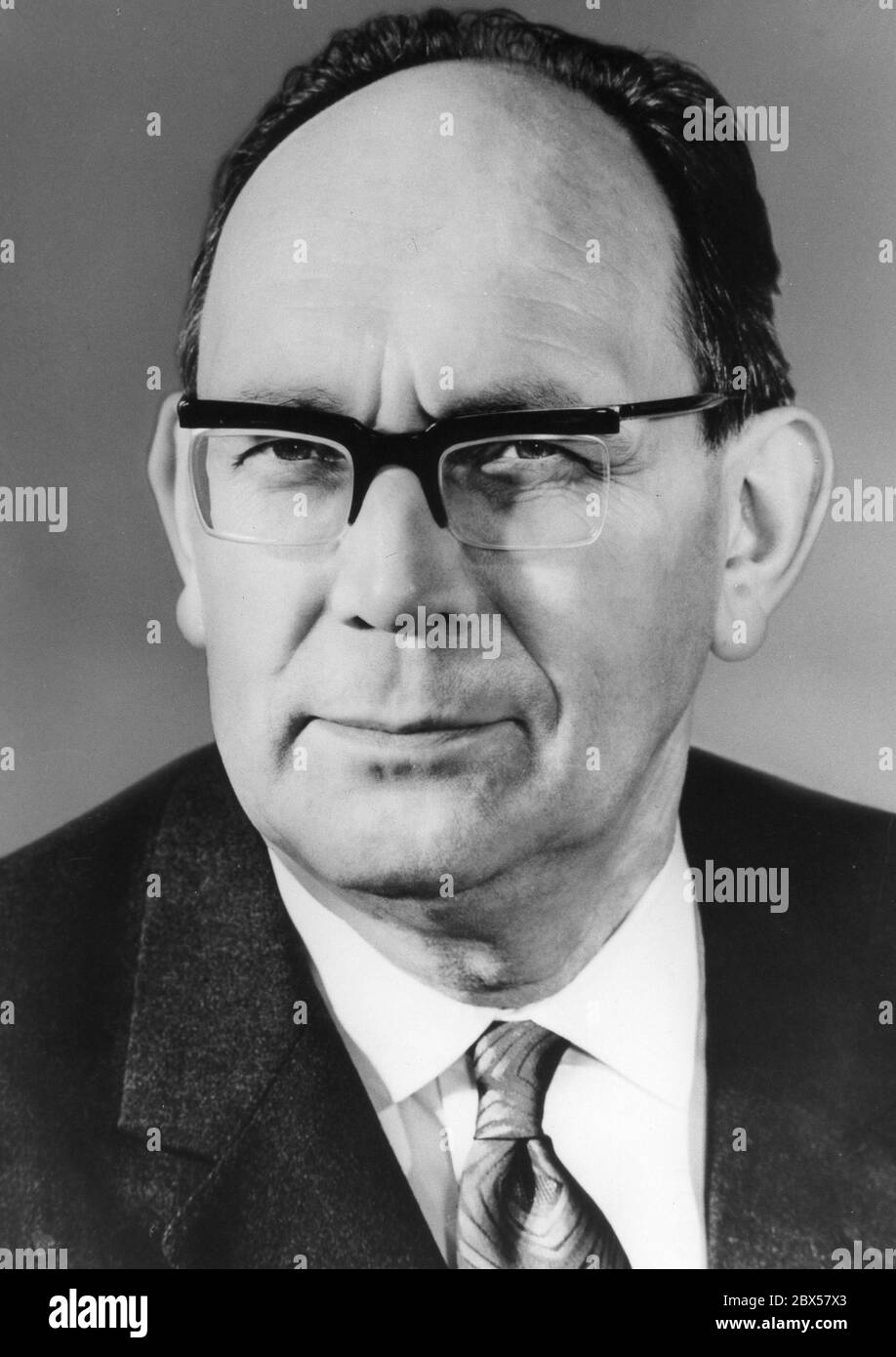 Alfred Neumann (15.12.1909 - 08.01.2001) von 1953 - 1957 war 1. Sekretär der SED-Bezirksverwaltung Berlin, von 1961 - 1965 Vorsitzender des Wirtschaftsrats, von 1965 - 1968 Minister für Materialwirtschaft, von 1968 - 1989 erster Stellvertreter. Ministerpräsident der DDR, zwischen 1954 - 1989 Mitglied des SED-Zentralkomitees, zwischen 1958 - 1989 Mitglied des SED-Politbüros. Stockfoto