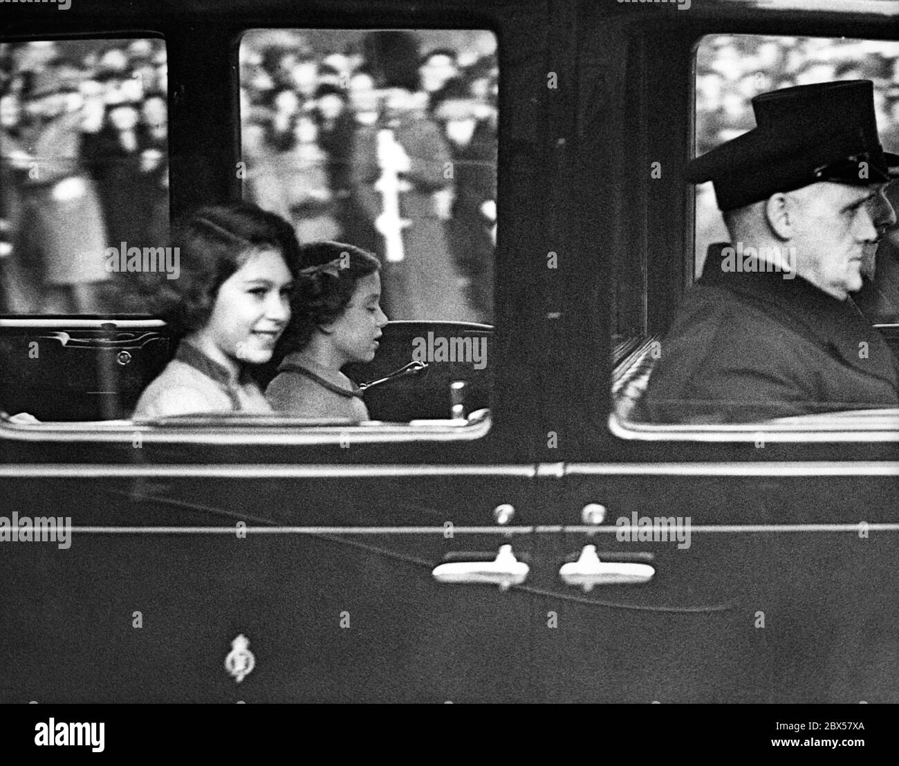 Elizabeth II. (Links) und ihre Schwester Margaret Rose auf dem Weg zur Eröffnung des Parlaments. König Georg VI. Und Königin Elisabeth führen diese Zeremonie zum ersten Mal während ihrer Regierungszeit durch. Stockfoto