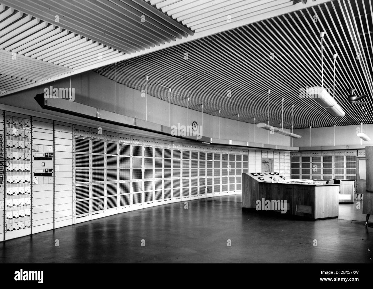 Hauptleitwarte des zentralen Funkhauses der DDR in der Nalepastraße in Berlin-Oberschoeneweide, wo bis 1990 alle Radioprogramme der DDR produziert wurden (Radio DDR, Stimme der DDR, Deutschlandsender, Berliner Rundfunk, Berliner Welle und Auslandsfunk Radio Berlin International RBI). Undatierte Fotografie aus dem Jahr 1972 des 1952 fertiggestellten Komplexes des Bauhausarchitekten Franz ehrlich. Stockfoto