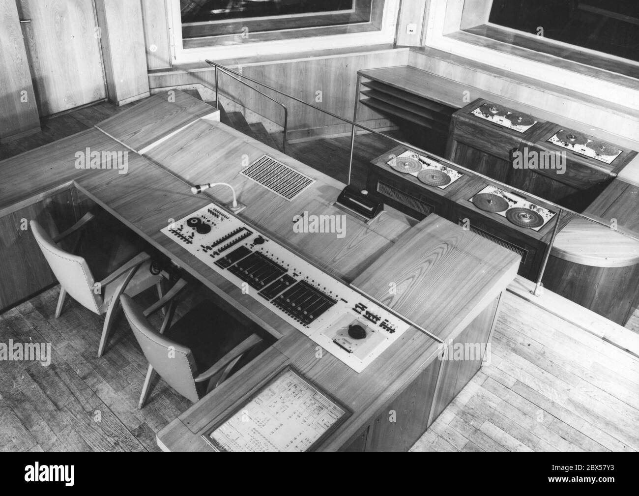 Audioführung des zentralen Funkhauses der DDR in der Nalepastraße in Berlin-Oberschoeneweide, wo bis 1990 alle Radioprogramme der DDR produziert wurden (Radio DDR, Stimme der DDR, Deutschlandsender, Berliner Rundfunk, Berliner Welle und Auslandsfunk Radio Berlin International RBI). Undatierte Fotografie aus dem Jahr 1972 des 1952 fertiggestellten Komplexes des Bauhaus-Architekten Franz ehrlich. Stockfoto