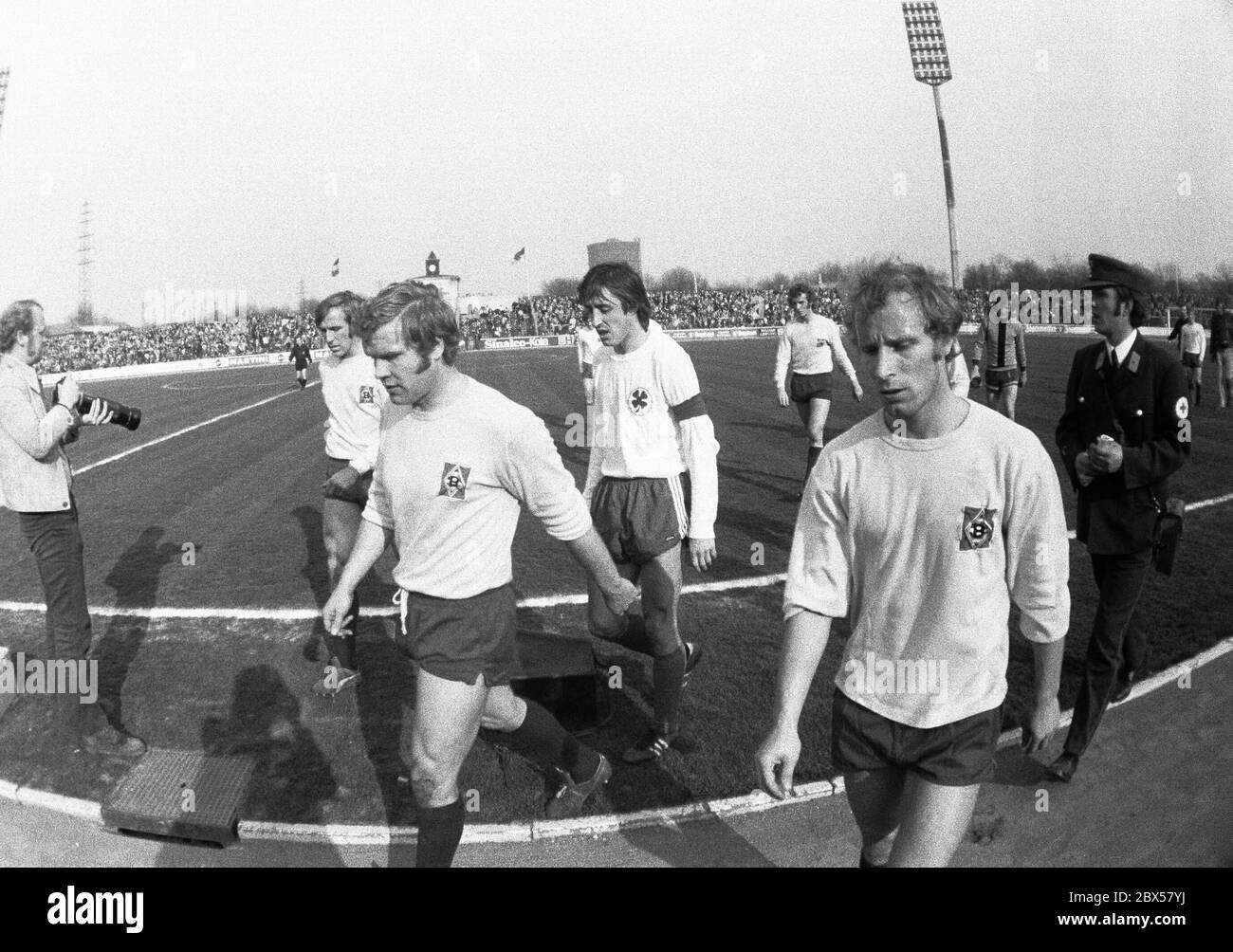 Spieler nach dem Spiel RW Oberhausen gegen Mönchengladbach, Bundesliga, Saison 1972/1973, Rot-Weiss Oberhausen gegen Borussia Mönchengladbach 1:3, Niederrheinstadion. Stockfoto