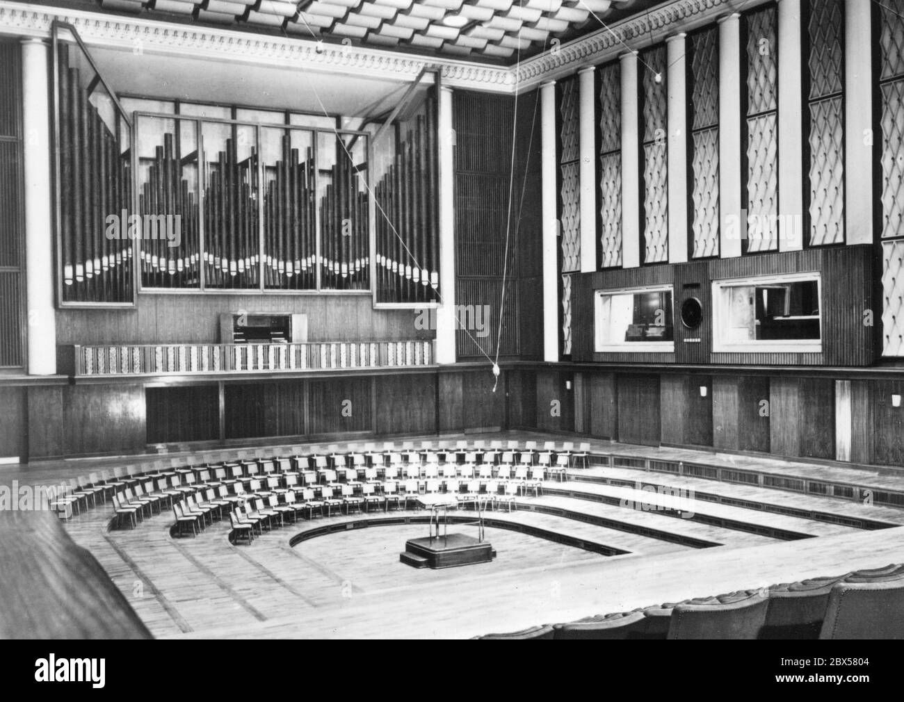 Großer Rundfunksaal des zentralen Funkhauses der DDR in der Nalepastraße in Berlin-Oberschoeneweide, wo bis 1990 alle Radioprogramme der DDR produziert wurden (Radio DDR, Stimme der DDR, Deutschlandsender, Berliner Rundfunk, Berliner Welle und Auslandsfunk Radio Berlin International RBI). Undatierte Fotografie aus dem Jahr 1972 des 1952 fertiggestellten Komplexes des Bauhaus-Architekten Franz ehrlich. Stockfoto