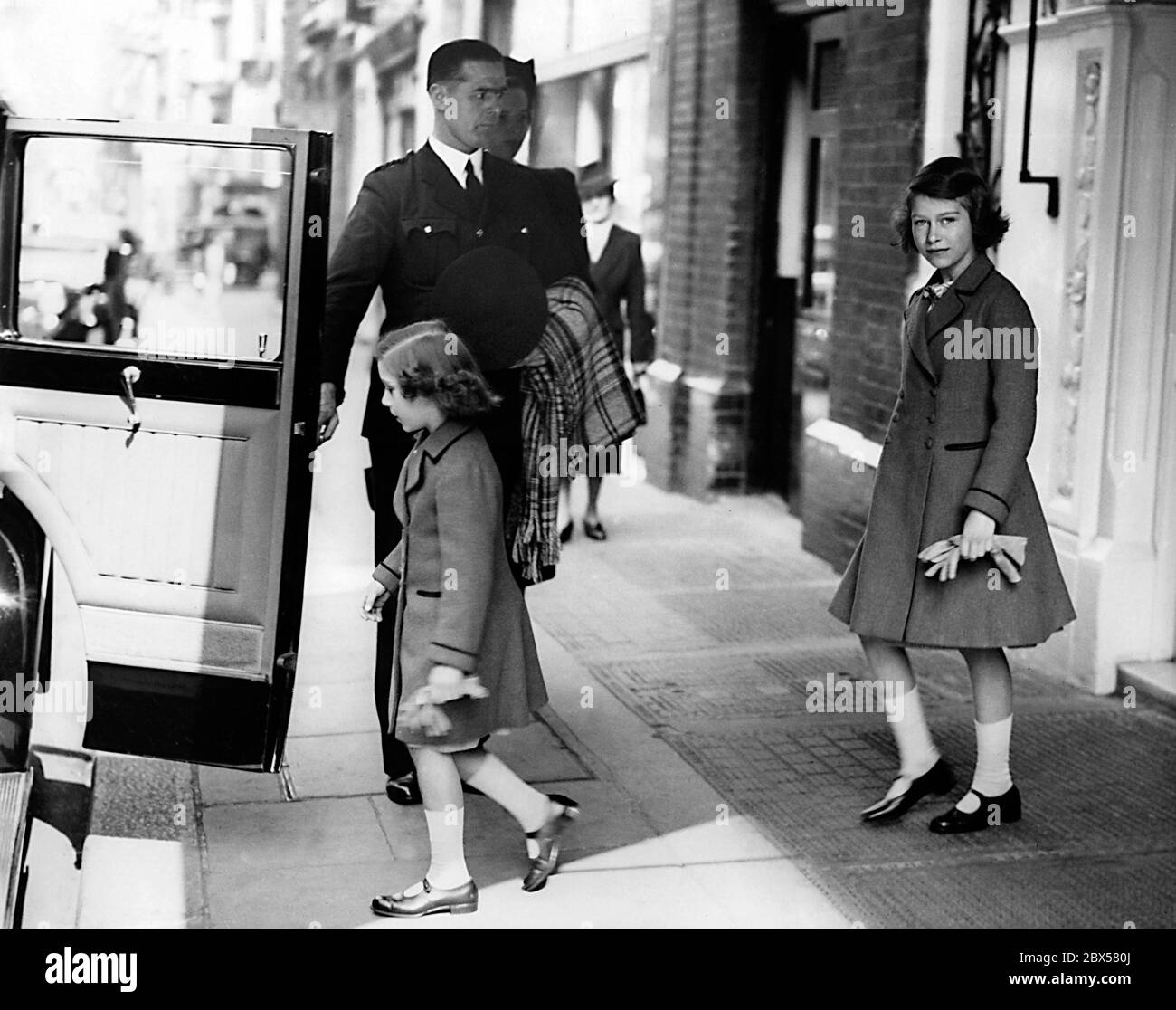 Elizabeth II. Und ihre Schwester Margaret Rose verlassen den Bath Club in der Dover Street in Westminster. Beide haben ein lebensrettendes Zertifikat erhalten. Stockfoto