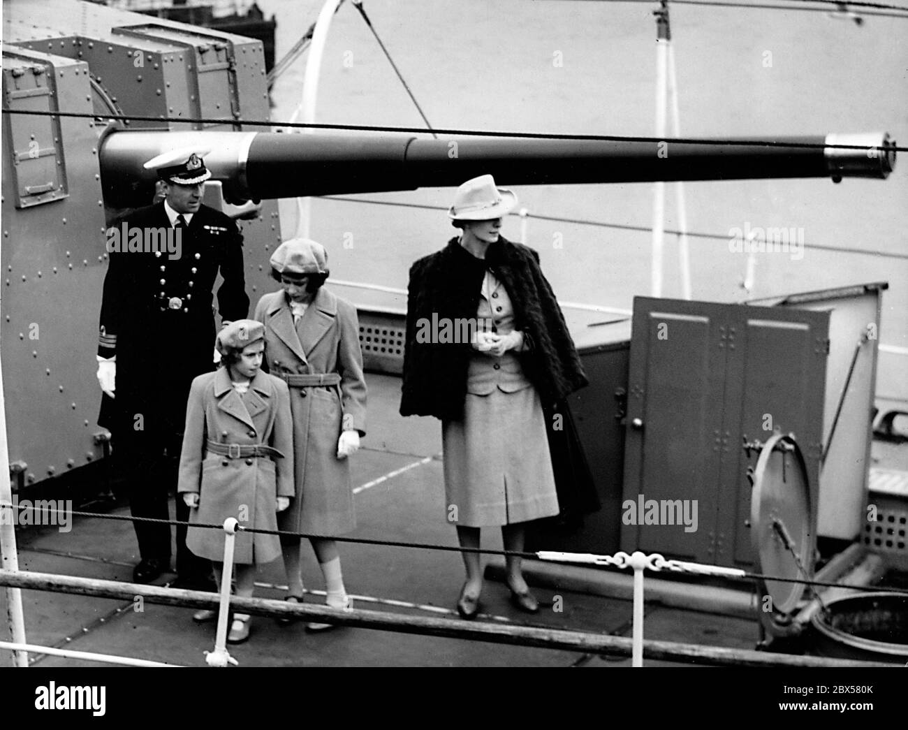 Elizabeth II. Und Prinzessin Margaret Rose verlassen den Hafen von Portsmouth auf dem Zerstörer 'Kempenfelt', um ihre Eltern, Königin Elizabeth und König George VI., zu treffen, die von ihrer Reise nach Kanada zurückkehren. Stockfoto