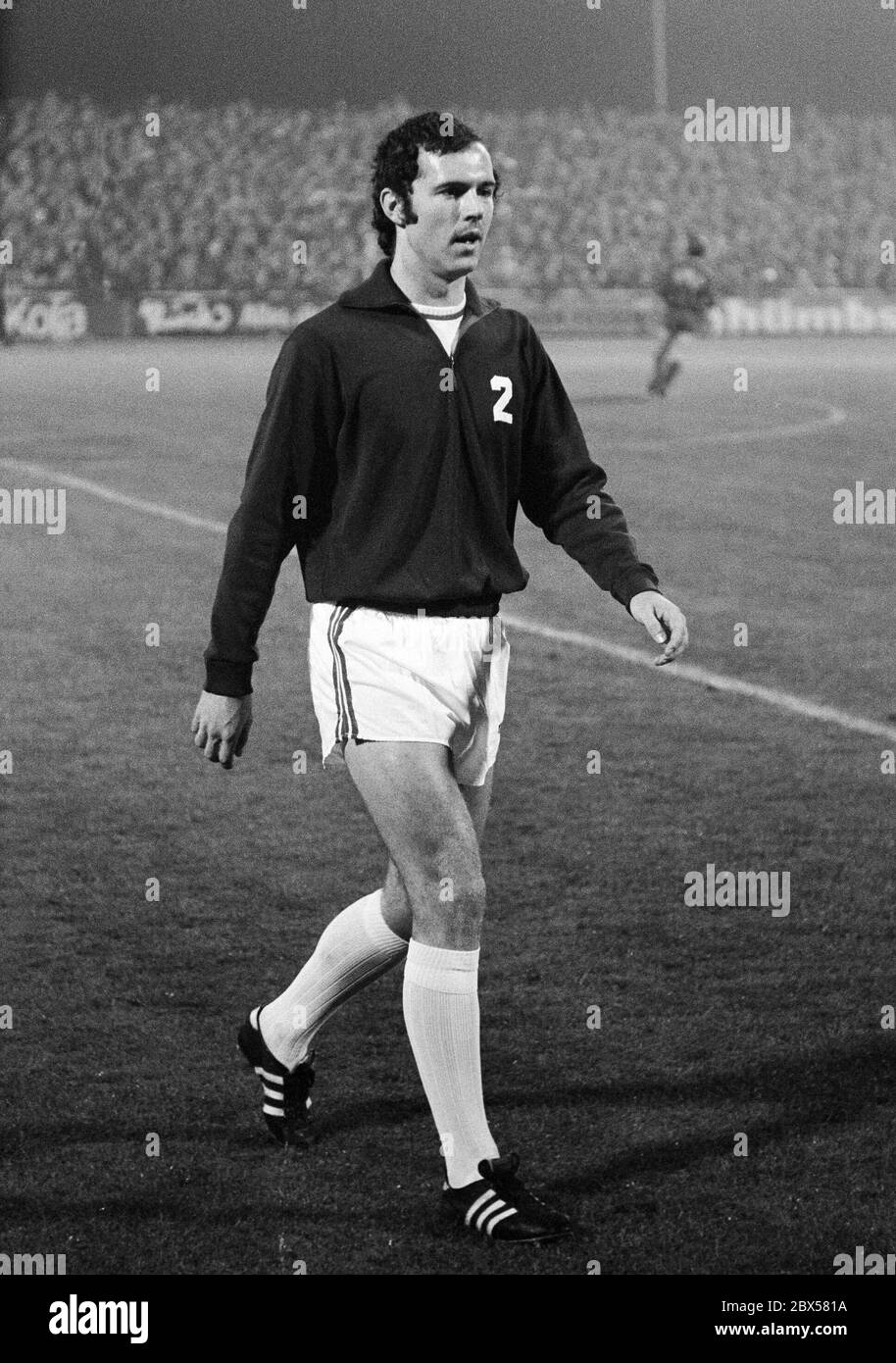 Kapitän Franz Beckenbauer im Trainingsanzug-Top vor dem Spiel RWO gegen  Bayern München, Bundesliga, Saison 1970/1971, Rot-Weiss Oberhausen gegen  Bayern München 4:0, Niederrheinstadion Franz Beckenbauer nach dem Warm Up  Stockfotografie - Alamy