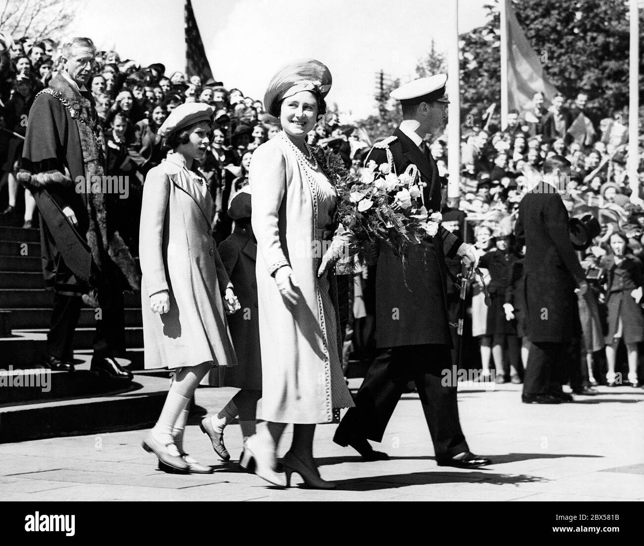 Elizabeth II. (Links) und Margaret Rose (versteckt) bei der Abreise ihrer Eltern, Queen Elizabeth (Mitte) und King George VI. (Rechts), nach Kanada und USA. König George VI. Erhält die "Keys of Portsmouth". Stockfoto