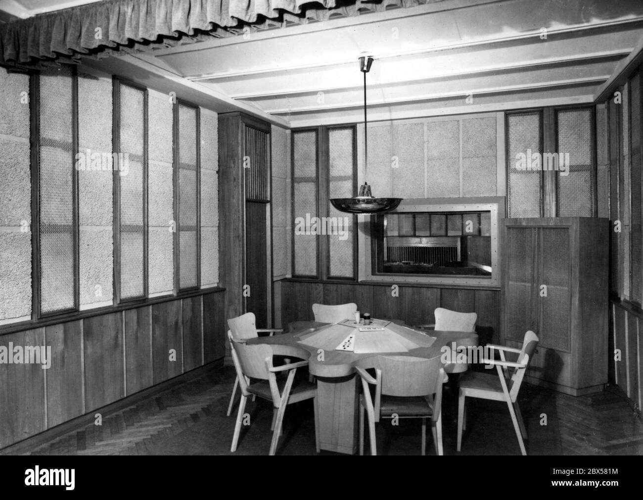 Hörspielstudio des zentralen Funkhauses der DDR in der Nalepastraße in Berlin-Oberschoeneweide, wo bis 1990 alle Radioprogramme der DDR produziert wurden (Radio DDR, Stimme der DDR, Deutschlandsender, Berliner Rundfunk, Berliner Welle und Auslandsfunk Radio Berlin International RBI). Undatierte Fotografie aus dem Jahr 1972 des 1952 fertiggestellten Komplexes des Bauhaus-Architekten Franz ehrlich. Stockfoto