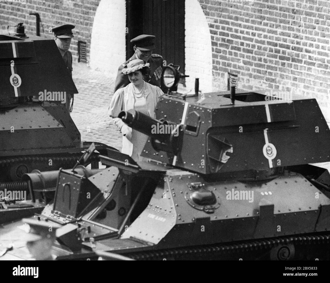 Königin Elizabeth inspiziert das Regiment der Queens Bays in Aldershot, Hampshire. Das Bild zeigt Elizabeth, die die Panzer inspiziert. Stockfoto