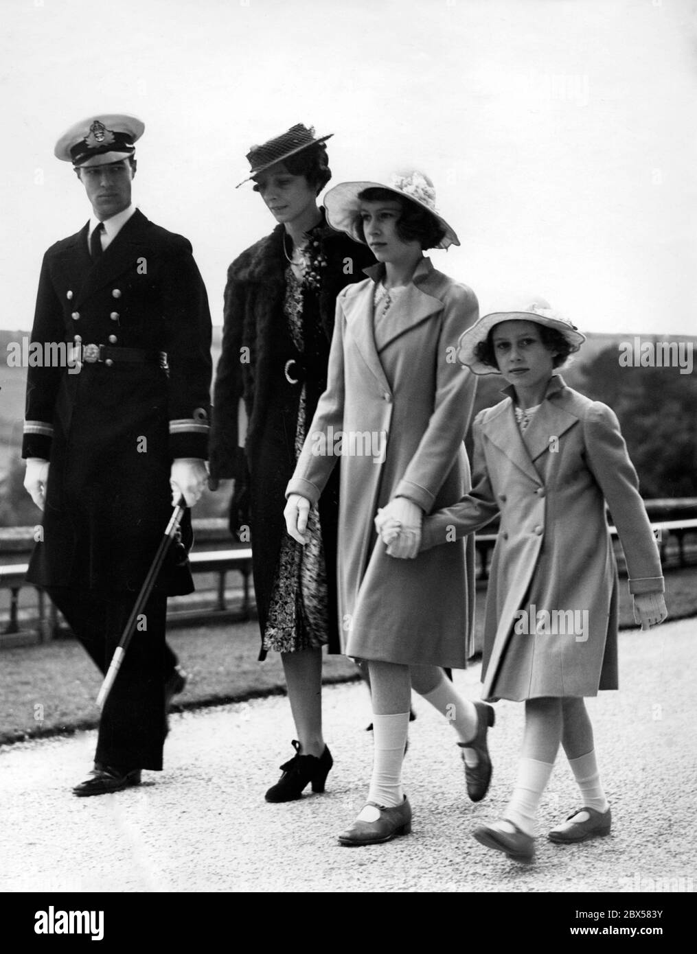 Elizabeth II. Und ihre Schwester Margaret Rose (rechts) besuchen das Royal Naval College in Dartmouth. Stockfoto