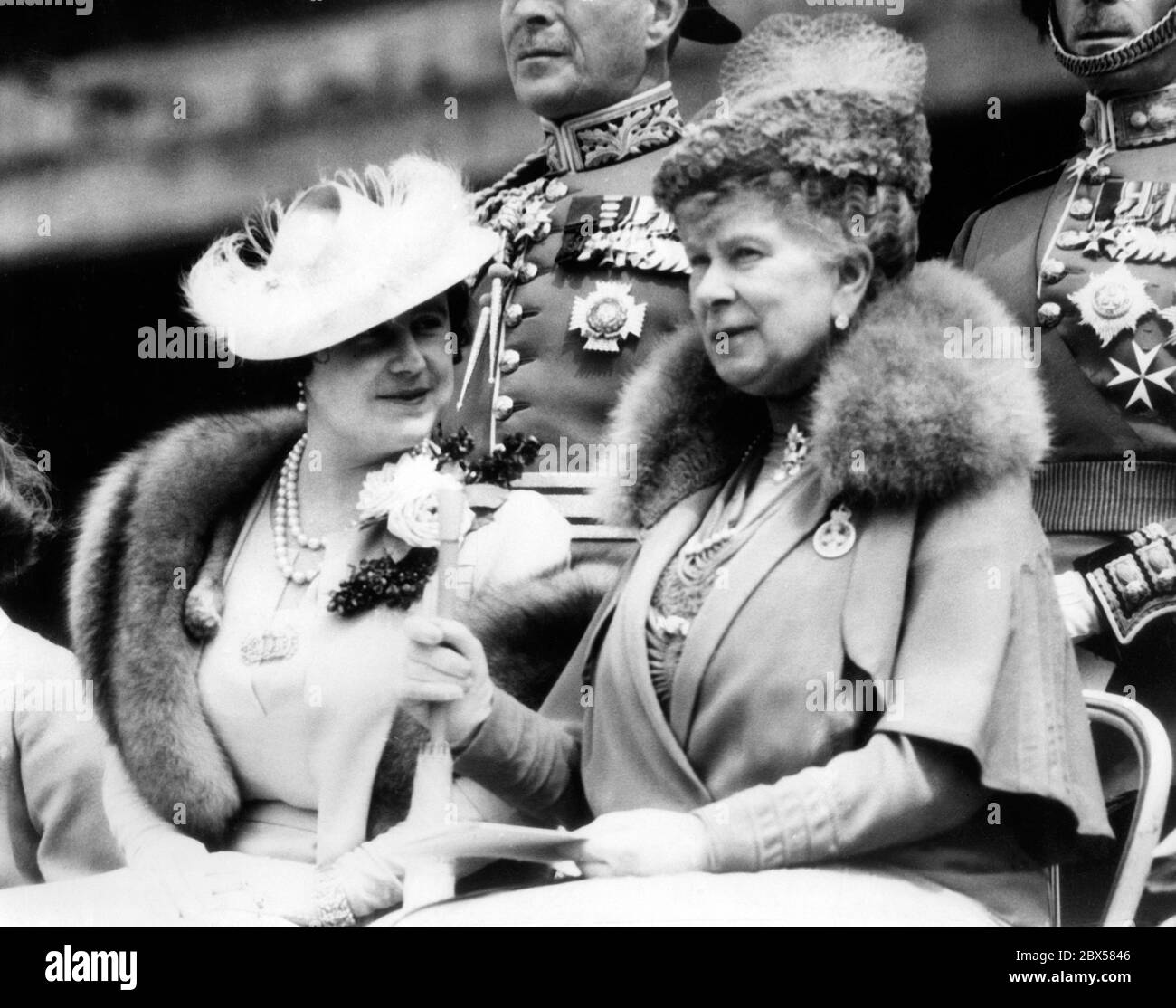 Königin Elisabeth und Königin Mutter Maria als Zuschauer bei der Zeremonie zur Präsentation der neuen Farben des 2. Bataillons Grenadier Garde von König Georg VI. Stockfoto