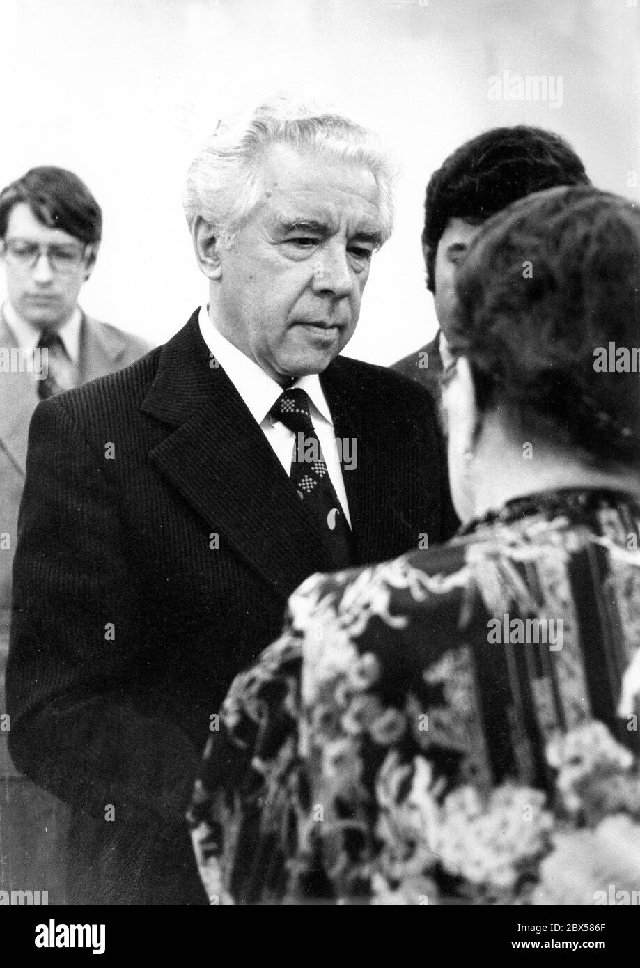 Pjotr Andrejewitsch Abrassimow * 16.05.1912, Botschafter der Sowjetunion in der DDR von 1962 bis 1971 und von 1975 bis 1983, maßgeblich beteiligt auf sowjetischer Seite am Vierkraftabkommen von 03.09.1971 über die Stellung Berlins, Wegen seiner Selbstherrschaft auch als "regierender Botschafter" in der DDR bezeichnet. Abrassimow gratuliert der Alterspraesidentin der Volkskammer der DDR, Wilhelmine Schirmer-Proescher (LDPD) zu ihrem 80. Geburtstag. Stockfoto