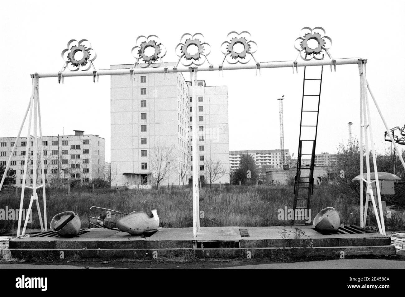 Verfallene Schiffsschaukel auf der Messe in der Stadt Pripyat, der nächsten Stadt zum Kernkraftwerk Tschernobyl. Erst 36 Stunden nach dem Reaktorunfall wurde die Stadt evakuiert, so dass die Bewohner glaubten, bald nach Hause zurückkehren zu können. Heute liegt die Geisterstadt mitten in der 30 km langen unbewohnbaren Zone um den Reaktor. Stockfoto