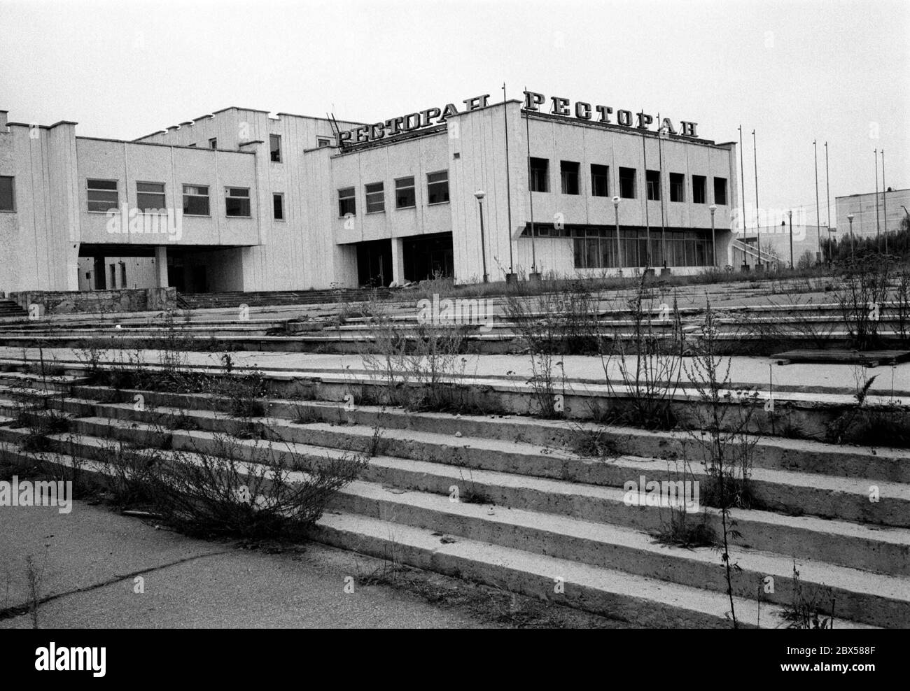 Restaurant im Zentrum von Pripyat, der nächsten Stadt zum Kernkraftwerk Tschernobyl. Erst 36 Stunden nach dem Reaktorunfall wurde die Stadt evakuiert, so dass die Bewohner glaubten, bald nach Hause zurückkehren zu können. Heute liegt die Geisterstadt mitten in der 30 km langen unbewohnbaren Zone um den Reaktor. Stockfoto