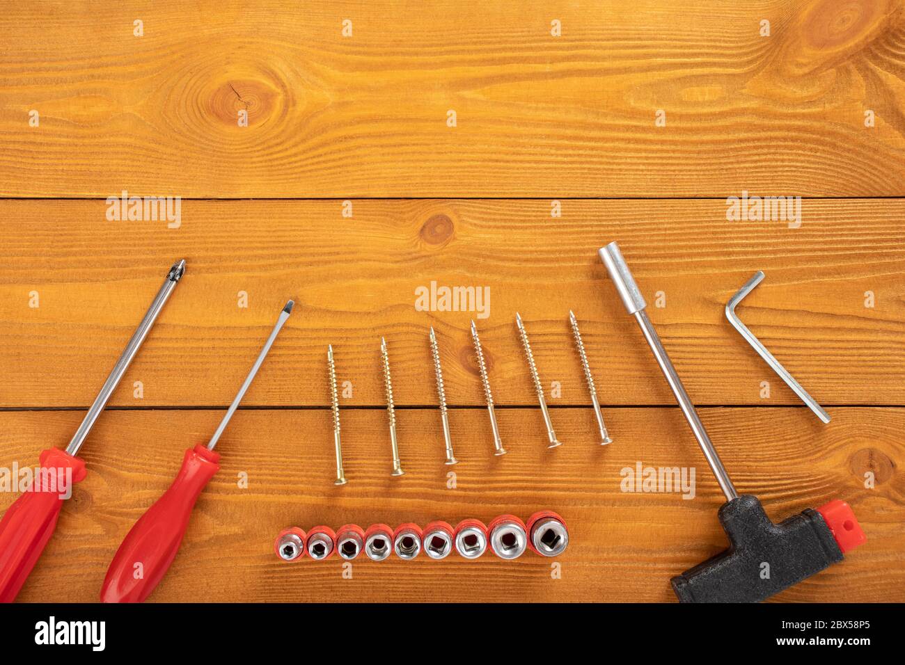 Draufsicht Layout der Werkzeuge für die Reparatur auf Holzhintergrund, freier Platz für Text Stockfoto
