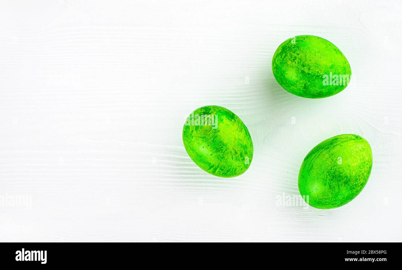 Grüne ostereier auf weißem Holzhintergrund, freier Platz für Text Stockfoto