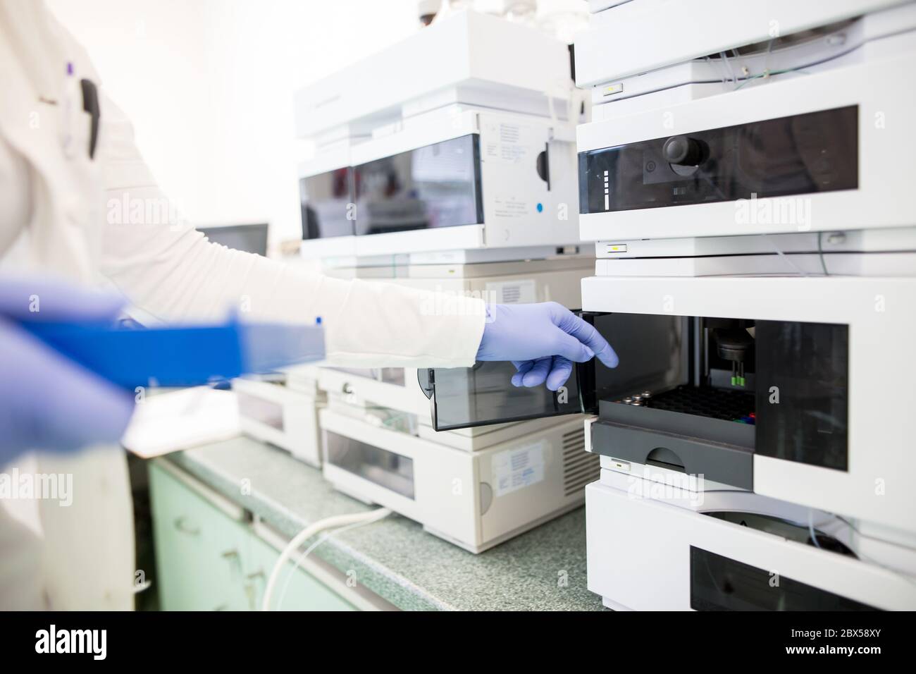 Kolben mit Flüssigkeiten im Labor, Fabrik und Produktionslabor der pharmazeutischen Industrie, Chemiekonzept Stockfoto