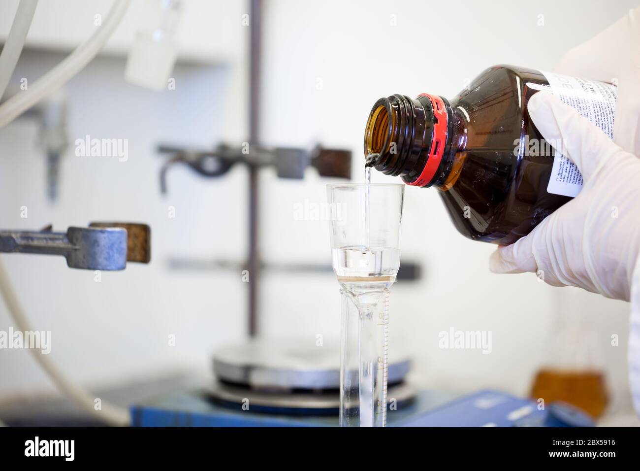 Kolben mit Flüssigkeiten im Labor, Fabrik und Produktionslabor der pharmazeutischen Industrie, Chemiekonzept Stockfoto